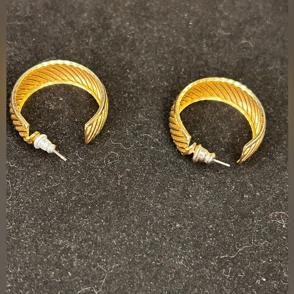Vintage Retro Gold Hoop Earrings - Picture 3 of 3